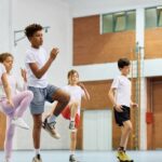 Des élèves s'entraînent dans un gymnase