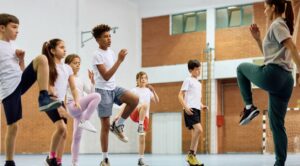 Des élèves s'entraînent dans un gymnase